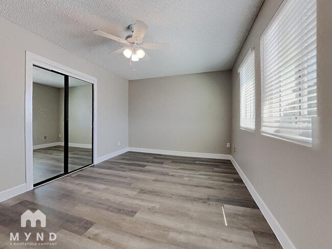 Building Photo - 2132 W Glenrosa Ave