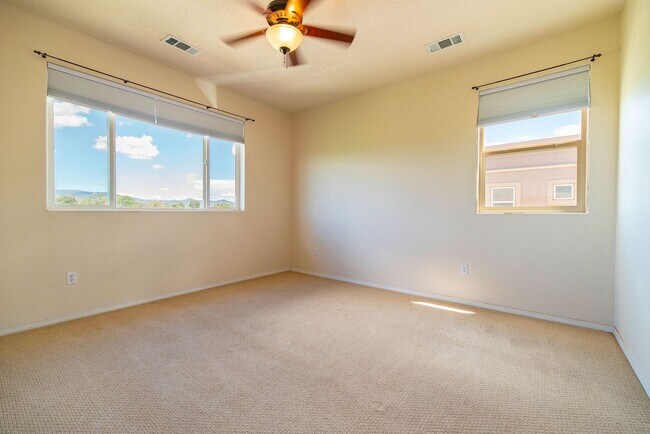 Building Photo - 2 Story 3 Bedroom Townhome Available Now f...