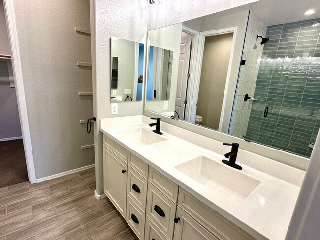 Building Photo - Massive RV Garage plus fantastic floorplan in Casa Vista