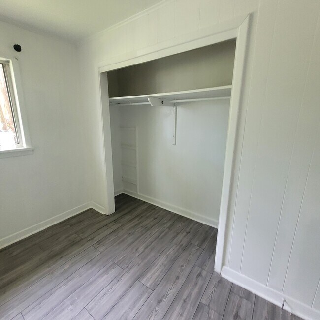 Master bedroom - 724 Elmwood Dr