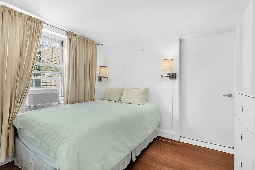 Primary Photo - 20 E 9th St