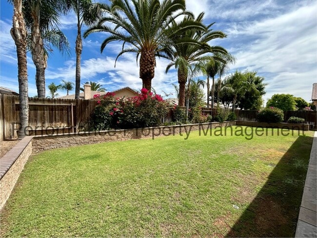 Building Photo - Stunning 4 Bed/ 2 Bath NW Bakersfield Home...