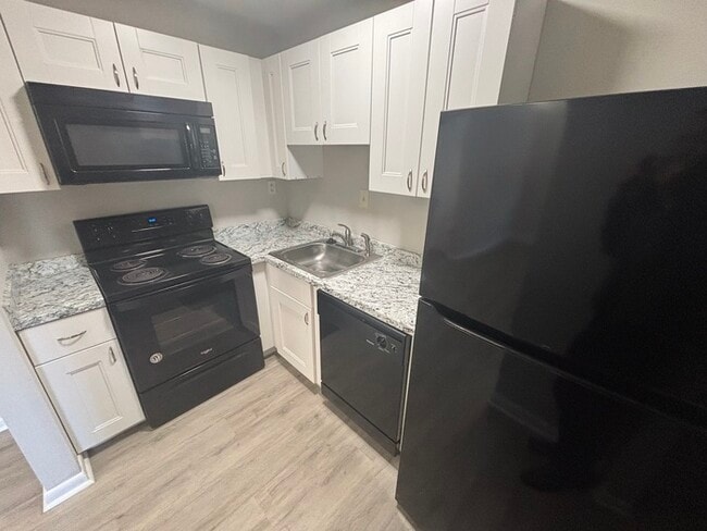 Building Photo - UPDATED 2BED/1BATH TOWNHOME IN TOWN CENTER VIRGINIA BEACH!!!!!