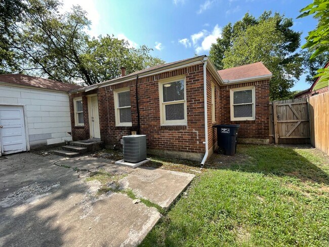 Building Photo - COMING SOON 2 BEDROOM 1 BATH HOME IN TCU AREA