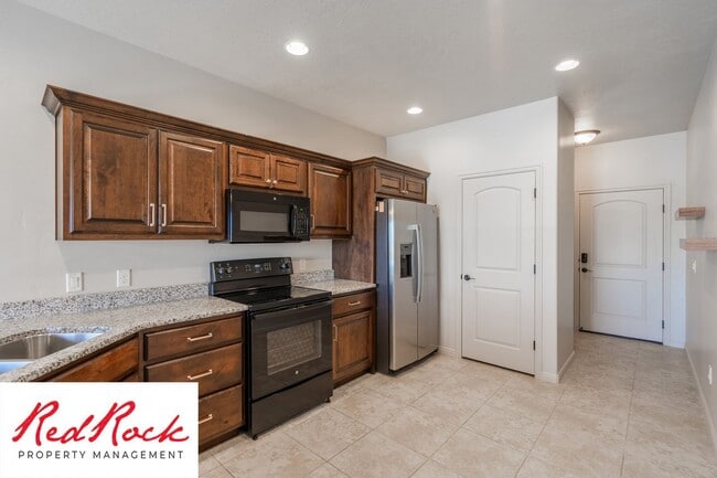 Building Photo - Lovely townhome with Community Pool!