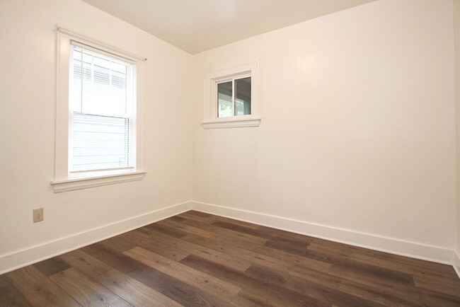 Building Photo - Beautiful remodeled 2 BR home