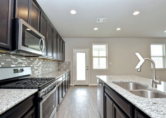 Building Photo - GORGEOUS 4BR 2.5 BATH WITH LOTS OF NEIGHBO...