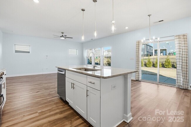 Building Photo - 3909 Woodland View Dr