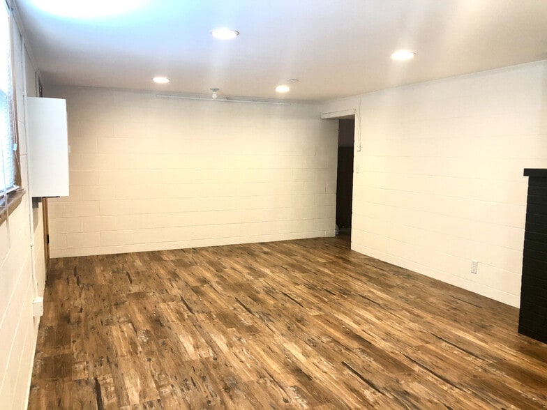 Building Photo - 426 Elm St