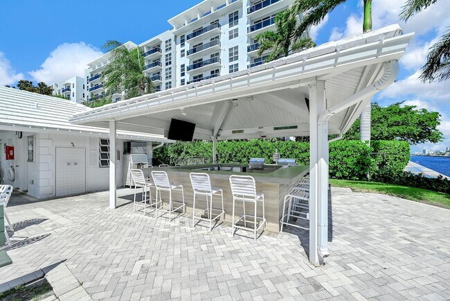 Building Photo - 6279 Bay Club Dr