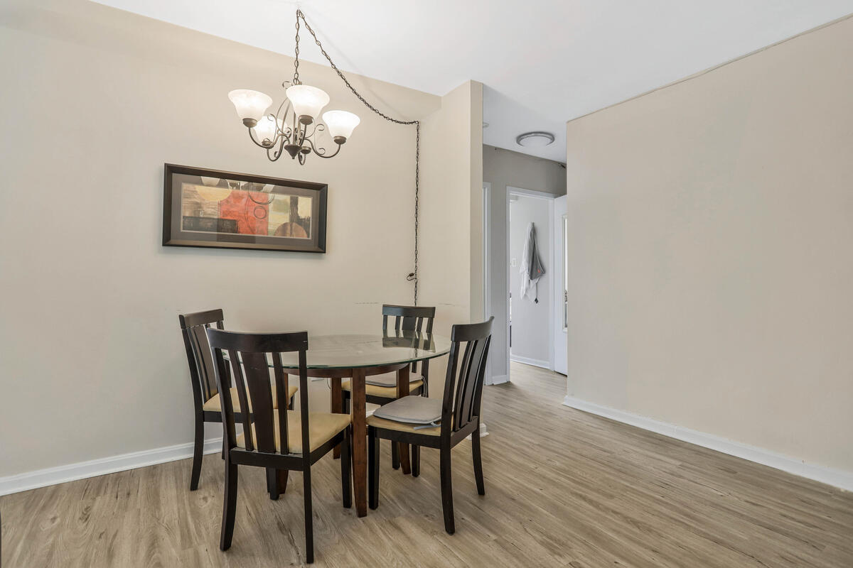 Dining Area - 1121 Arlington Blvd