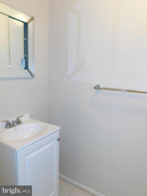 Building Photo - 6421 Earlham Dr