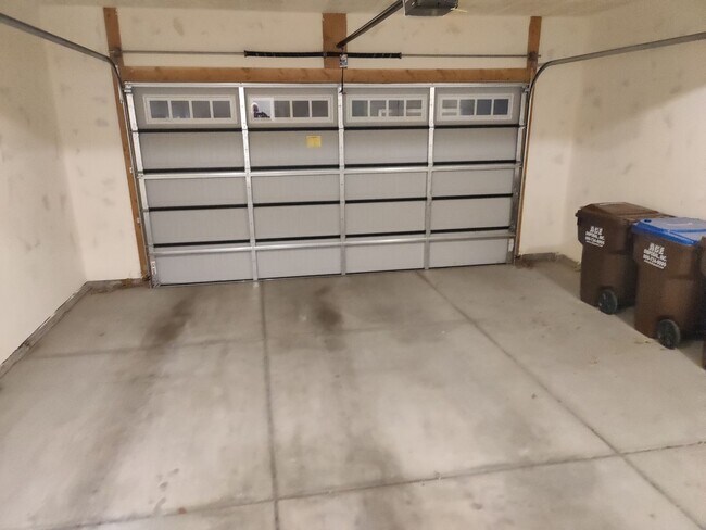 Building Photo - 682 E Benbrook Ln