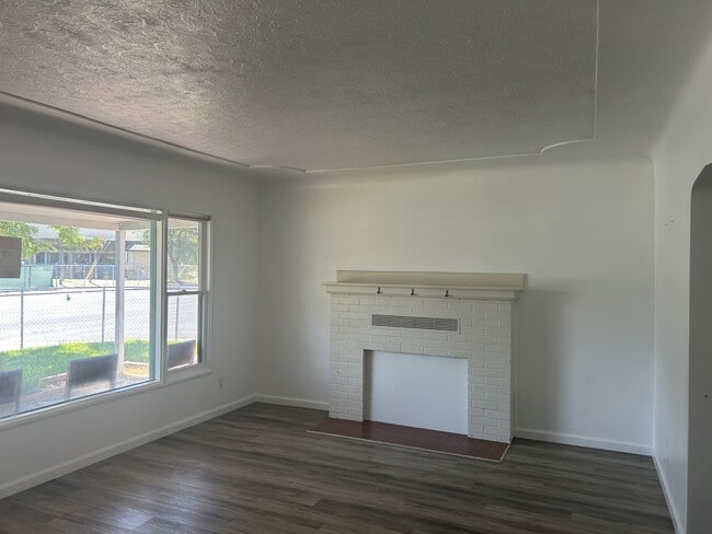 Building Photo - 1301 Higbee Dr