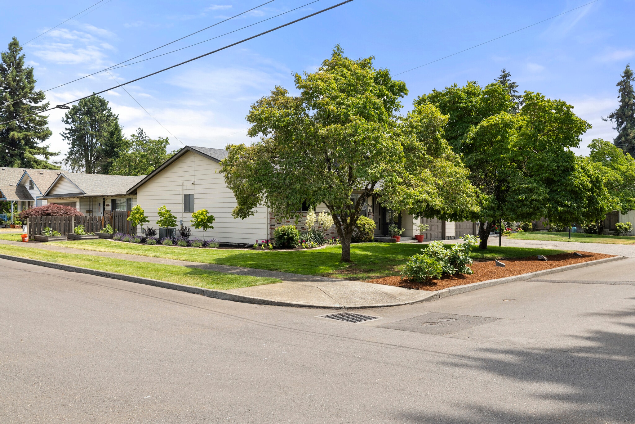Building Photo - 565 Barton Ave