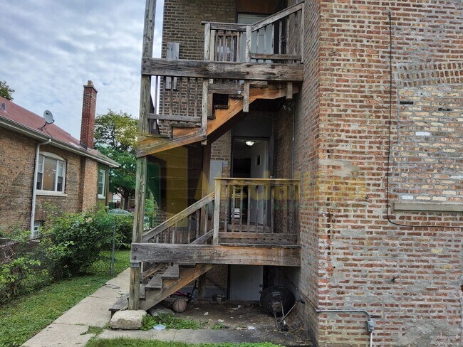 Building Photo - 9318 S Loomis St