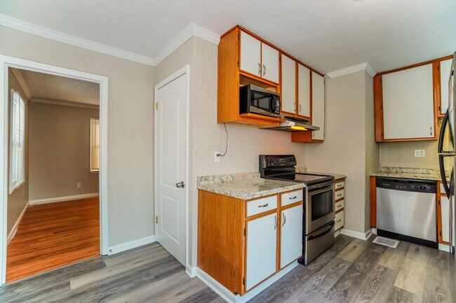 Building Photo - 494 Eldon Ave