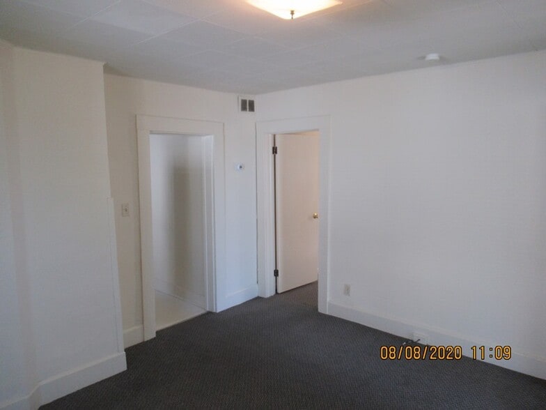 Building Photo - 419 E 12th St