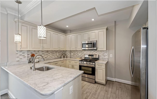 Primary Photo - 4 bed 3.5 bath. Parking! Pets Welcome!