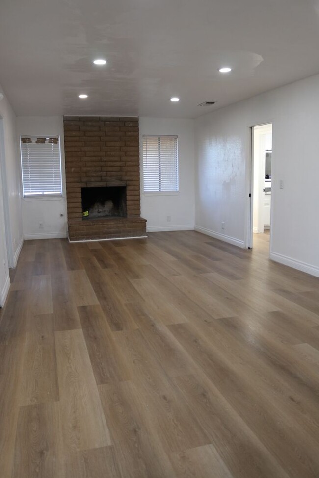 Building Photo - Spacious 3-Bedroom Home with Central A/C, ...