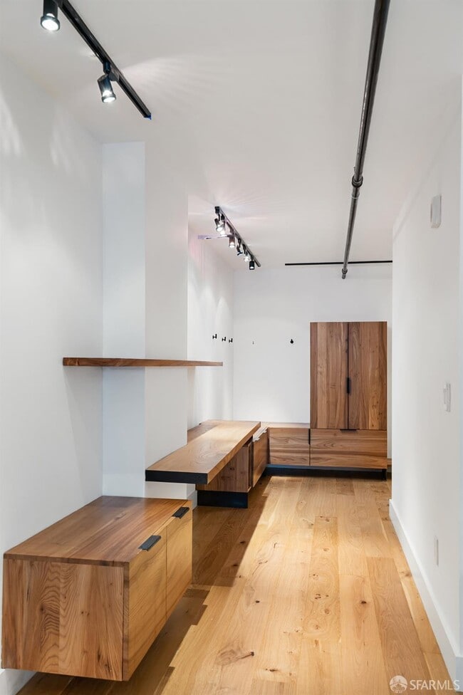 Building Photo - 1875 Mission St