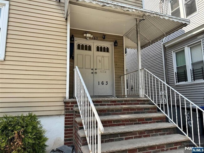 Building Photo - 163 Linden Ave