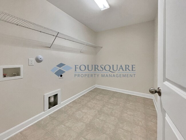 Building Photo - Spacious End-Unit Townhome with 2-Car Garage & Private Patio – Near Beaver Creek & Downtown Apex