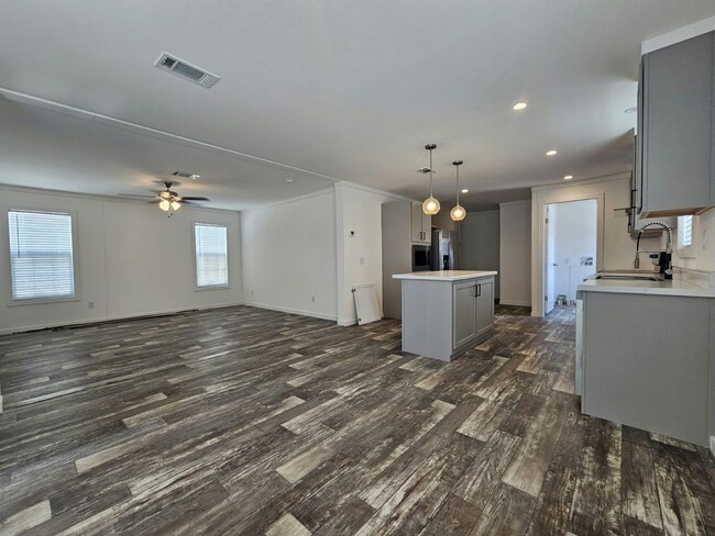 Building Photo - 6710 Hidden Oaks Dr