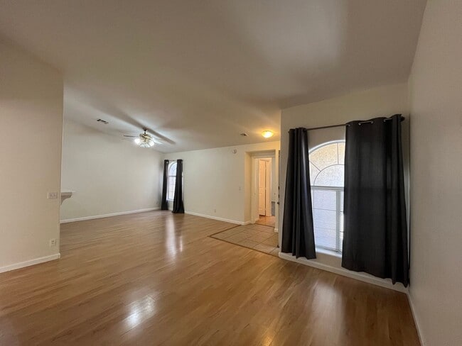 Building Photo - Fantastic 2 Bedroom Condo with Attached Garage