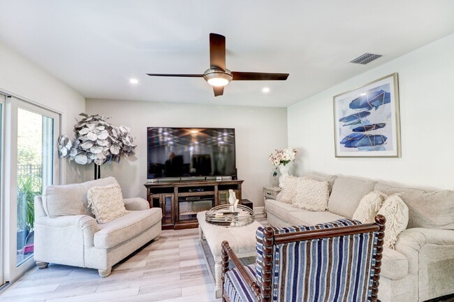 Building Photo - Fully Furnished 4-Bedroom Pool Home with Golf Course Views in Northdale