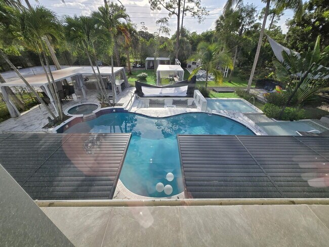 Building Photo - 377 Squire Dr