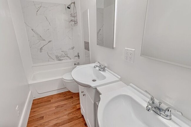 Building Photo - Renovated 2 Bedroom in Downtown Victorian Complex