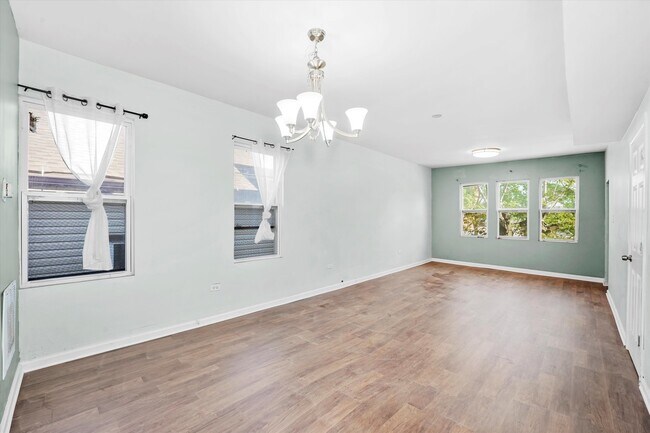 Building Photo - 2230 W 24th St