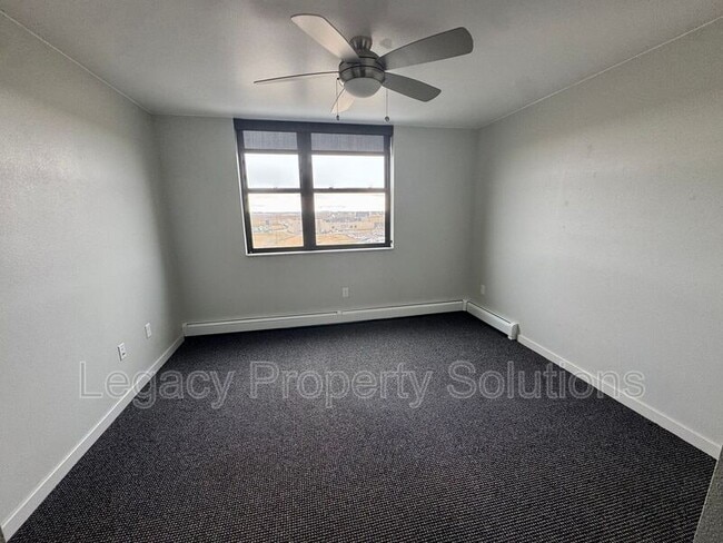 Building Photo - 208 E Greenfield Ln