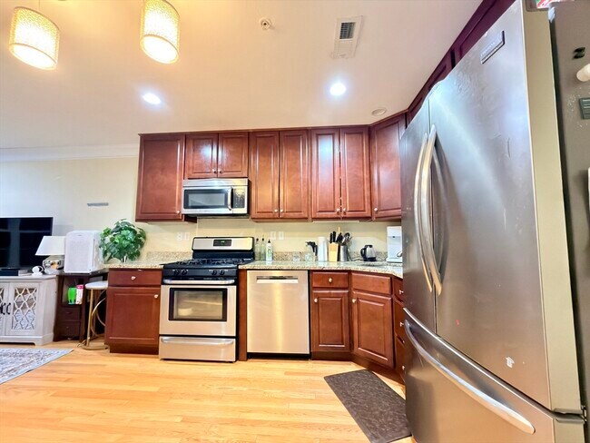 Building Photo - 143 Broad St