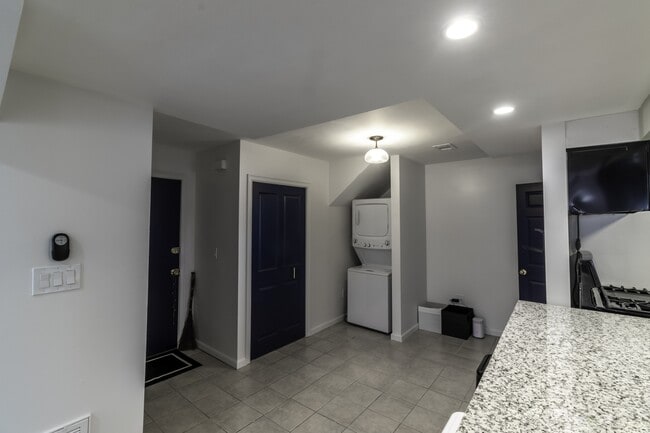 Building Photo - 916 Highview St