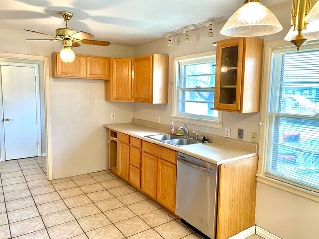 Building Photo - 3 bedroom 2 bath 1 car garage