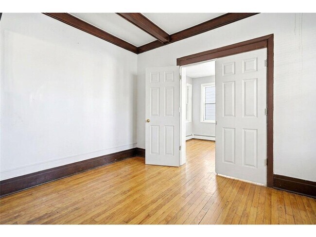 Building Photo - 604 Holly Ave