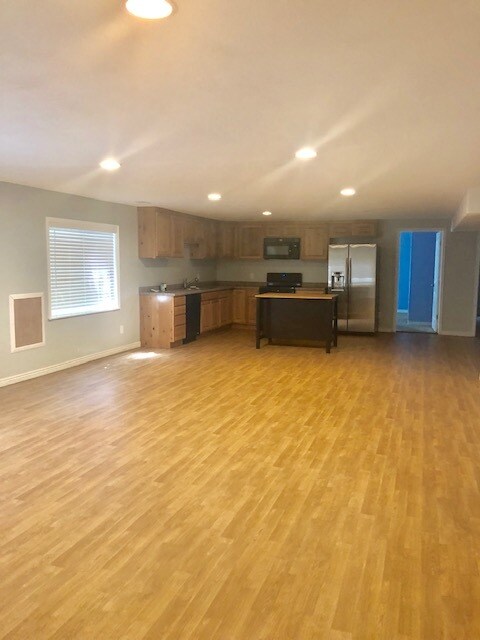 Spacious living area - laminate flooring - 11769 S Sun Tea Way
