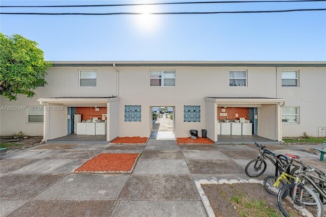 Building Photo - 939 Magnolia Dr