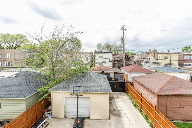 Building Photo - Beautiful 3- Bedroom Apartment