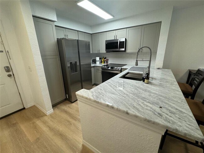 Building Photo - 14037 Fairway Island Dr