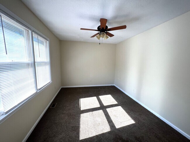 Building Photo - Two story duplex home! feels private like ...