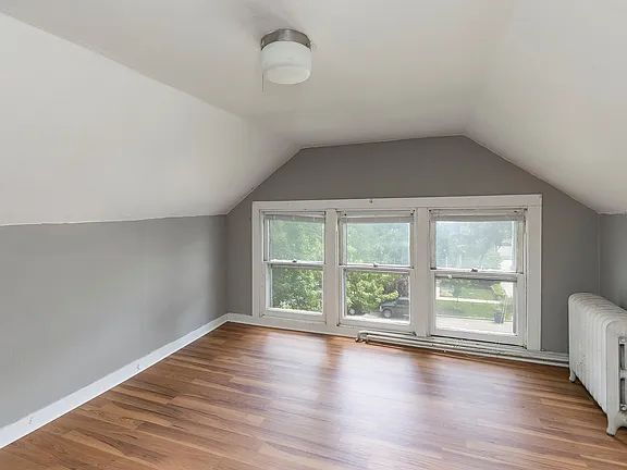 Building Photo - "Charming 2-Bedroom Gem with Ample Space on Cottage Grove Avenue!"