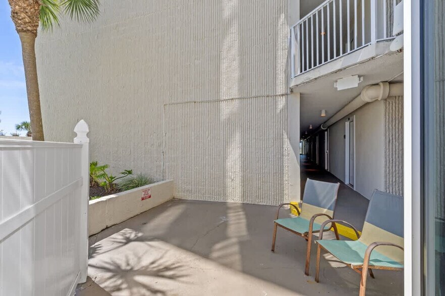 Building Photo - 8817 S Thomas Dr