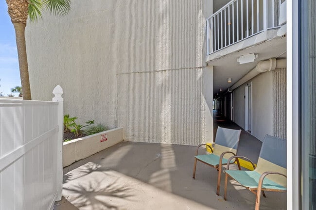 Building Photo - 8817 S Thomas Dr