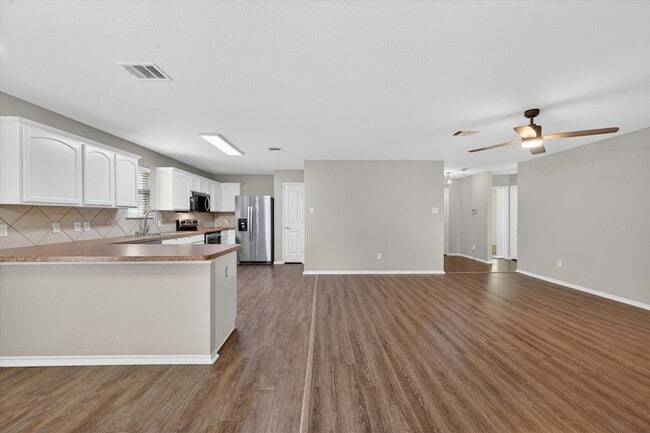 Building Photo - 3304 Glenmore Dr