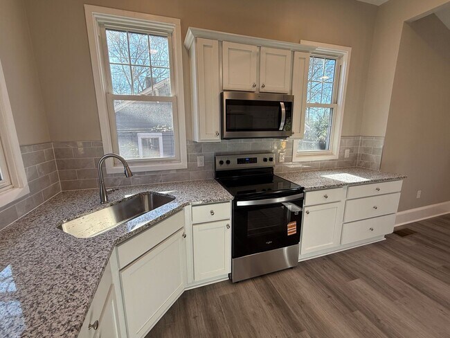 Building Photo - 4 Bedroom Fully Remodeled House Located in Five Points!