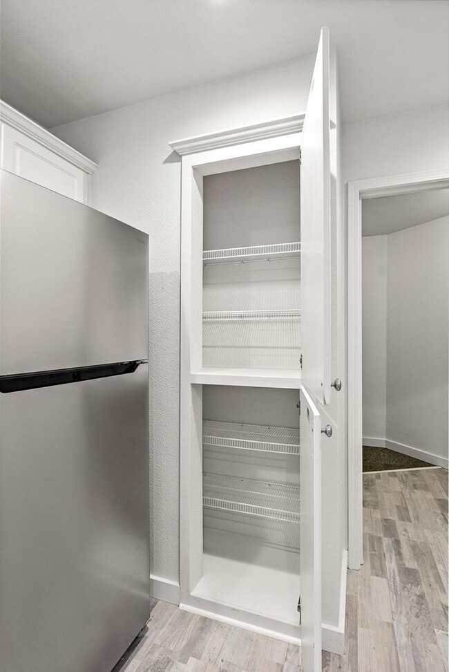 Building Photo - Charming 2 Bed Condo in DuPont | Fresh Pai...