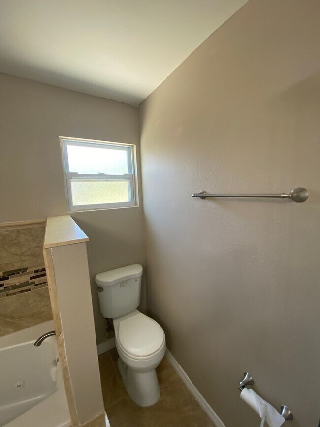 Building Photo - RANCH STYLE 3 BEDROOM 2 BATH  - NEAR USF & BUSCH GARDENS